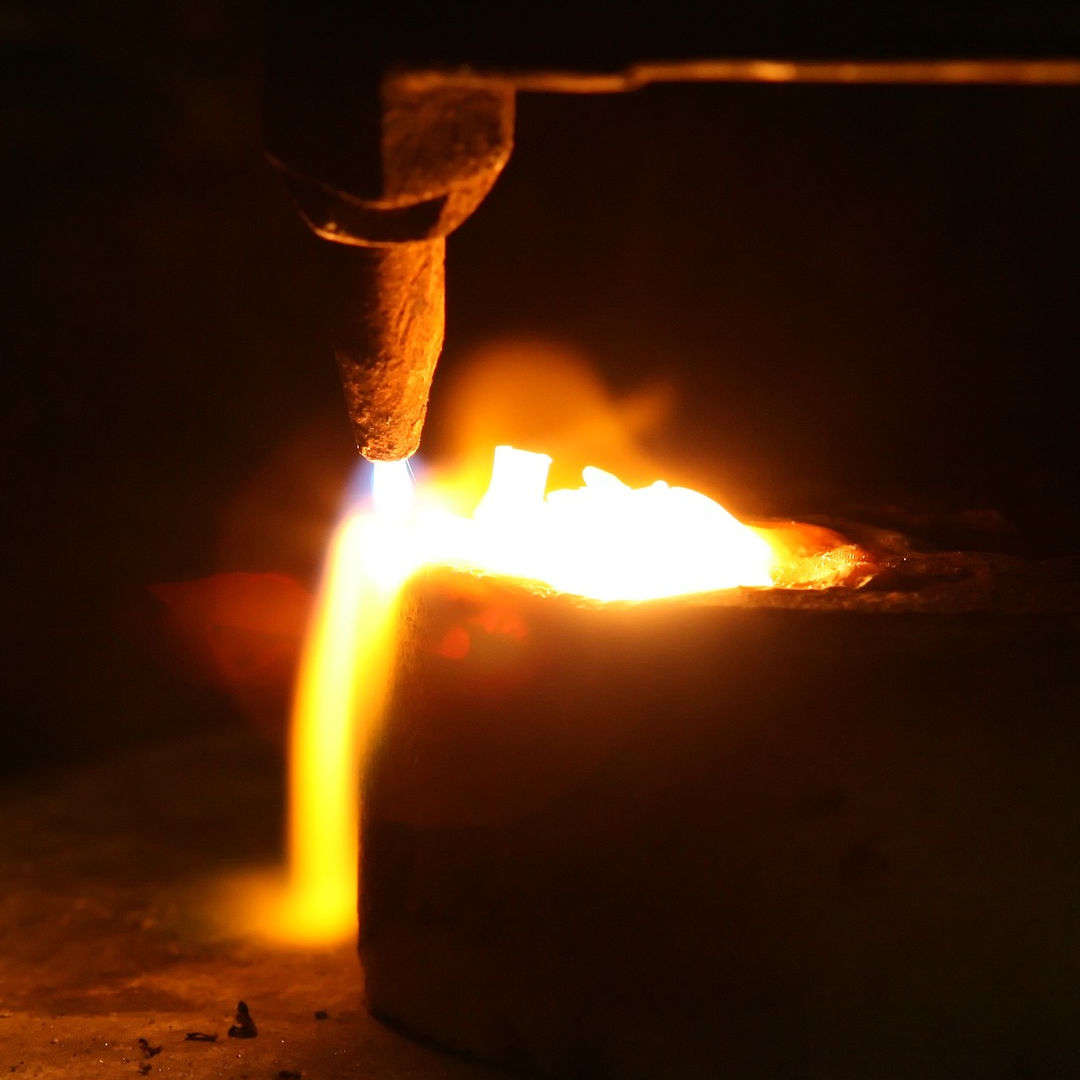 Particolare della fusione di una lega metallica